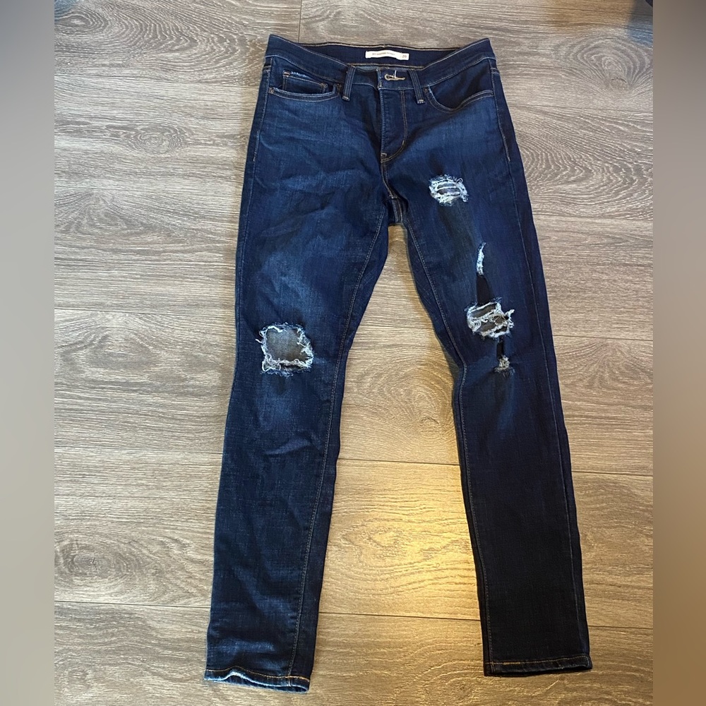 Levi Shaping Skinny Women’s Jeans size 26 (fits a woman’s size 2)